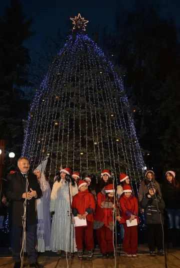 Запалиха светлините коледната елха в Монтана