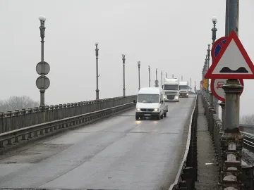 Задържаха 23 нелегални емигранти на Дунав мост