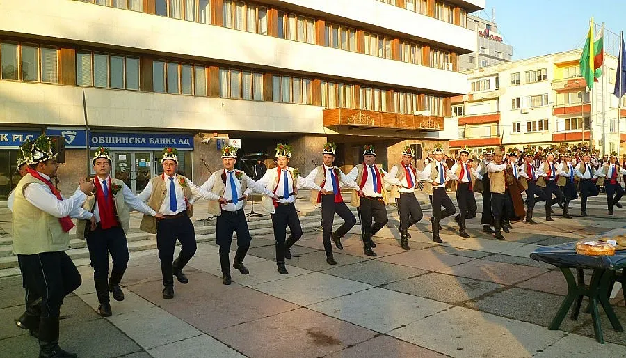 Коледари се надиграват в Ямбол