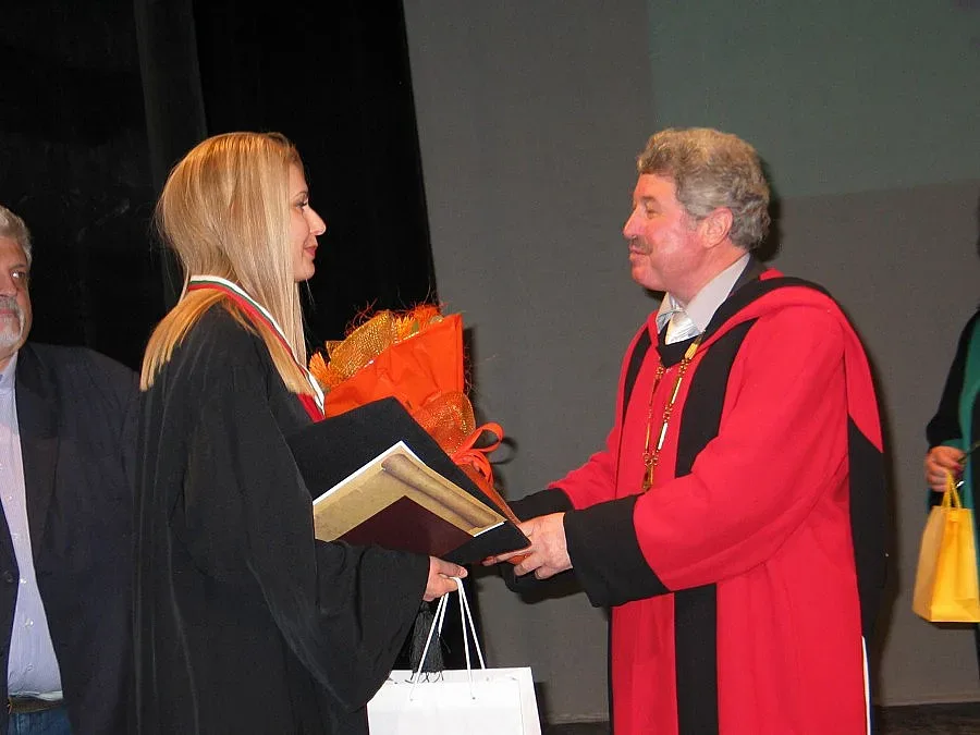 Назначават на работа отличници