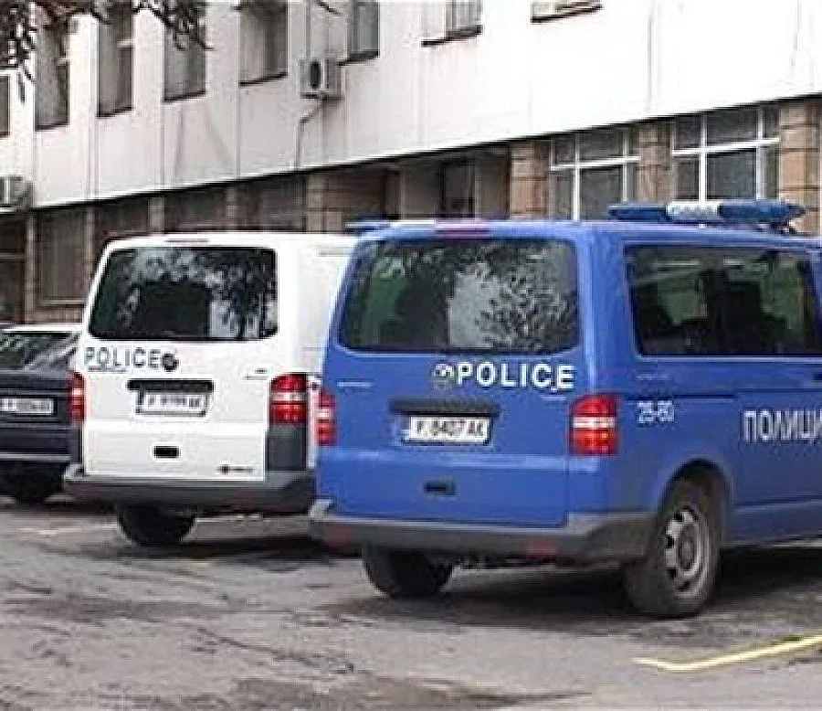 Пиян посегна на полицай с метален прът