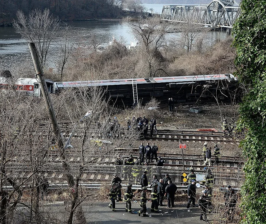 Най-малко 4 жертви и 67 ранени във влаковата катастрофа в NY