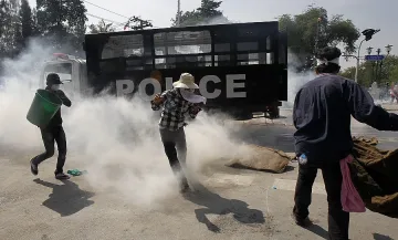 Демонстрантите в Тайланд атакуваха министерските сгради 