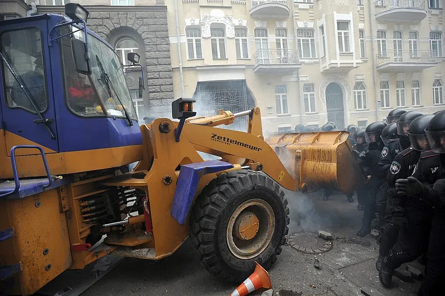 В Украйна: Булдозер срещу властта
