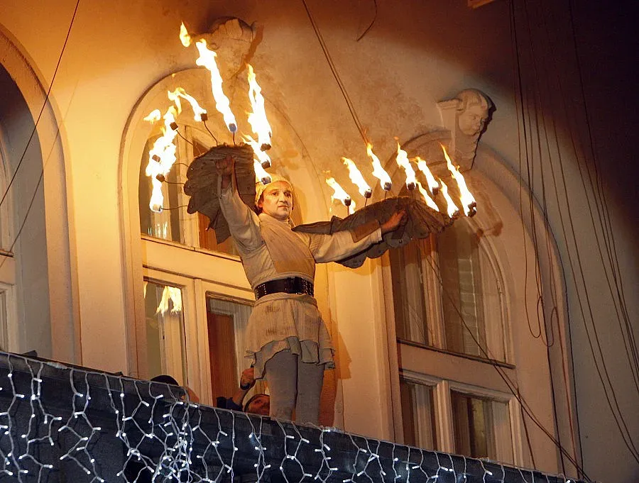 Коледната елха грейна в София 