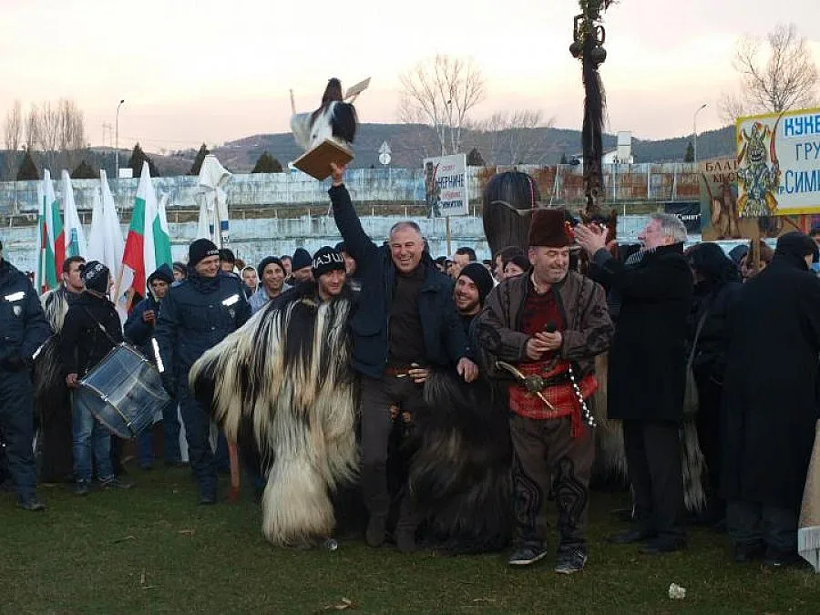 Кметовете в Симитли стават кукери