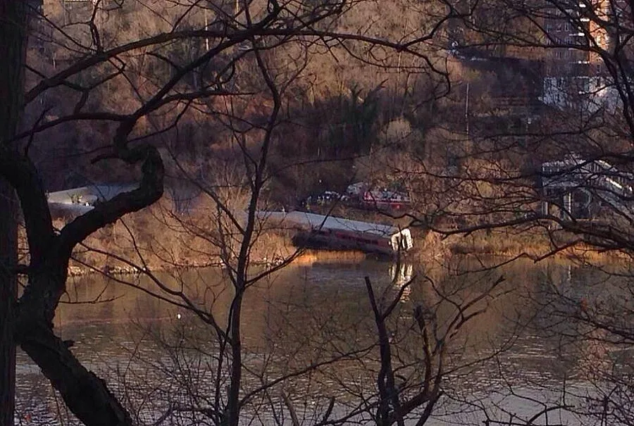 Дерайлира пътнически влак в Ню Йорк, вагони са във вода