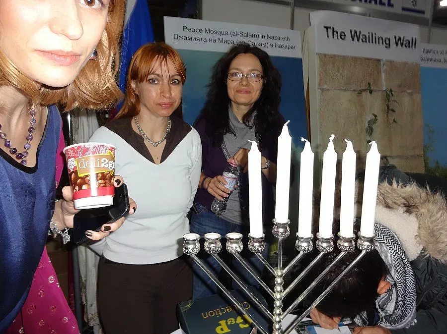 Съпругата на Камиса Раз опече еврейски сладки за благотворителност