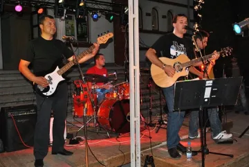 Кмет свири рок срещу СПИН