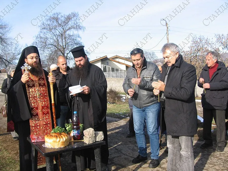 Направиха първа копка на храм в Трифоново