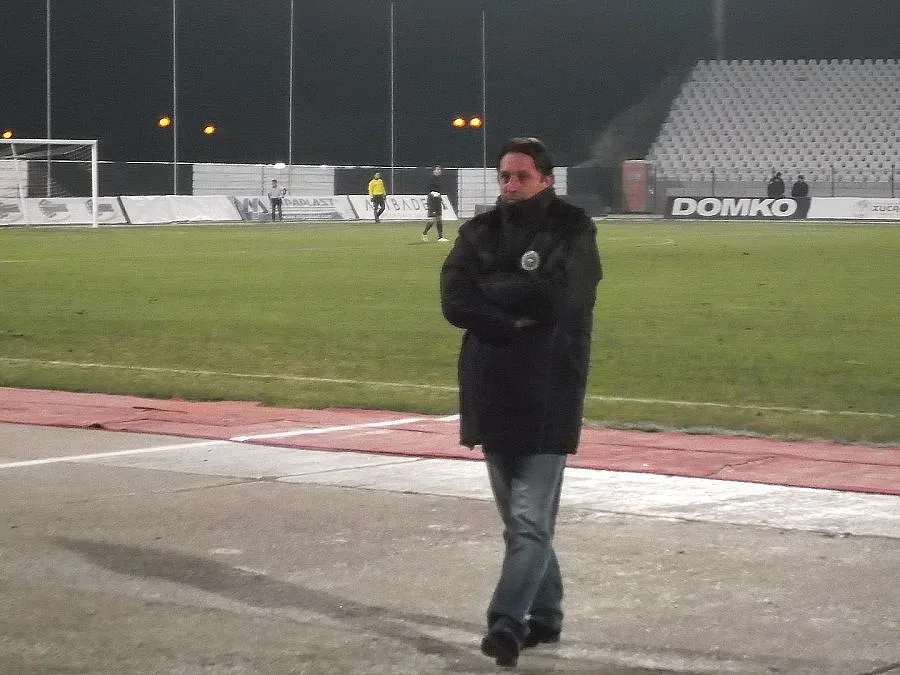 А група може да остане с отбор по-малко от зимата