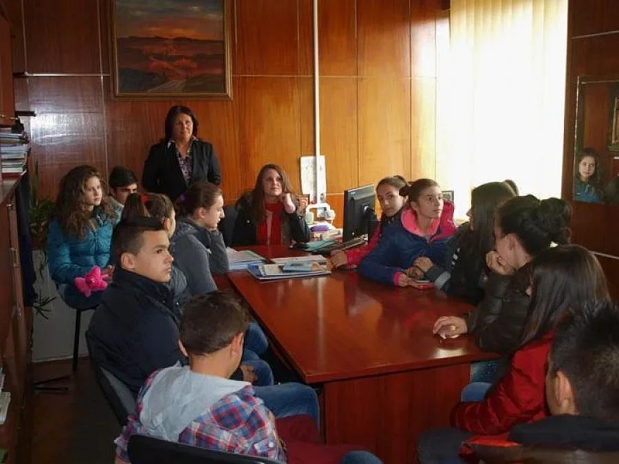 Деца командват по празниците в Симитли