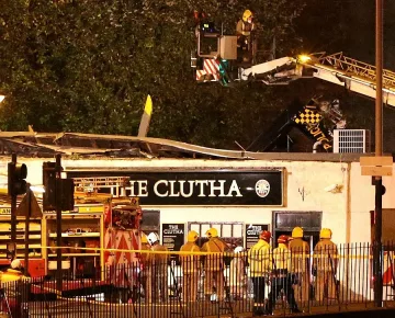 Полицейски хеликоптер се разби в бар 