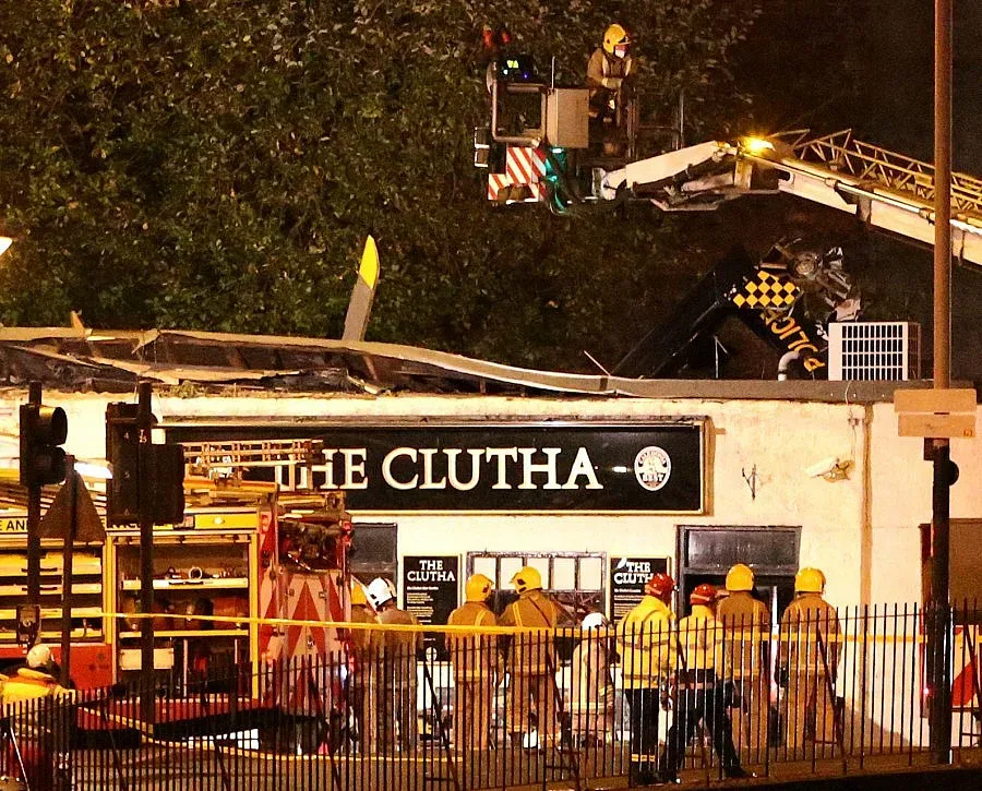 Полицейски хеликоптер се разби в бар 