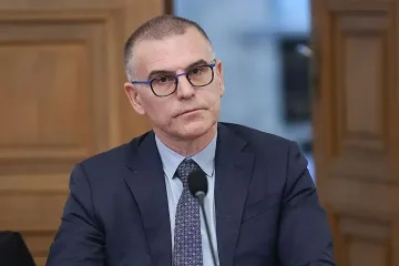 Дянков с изненада за данъците. Три горещи финансови картофа