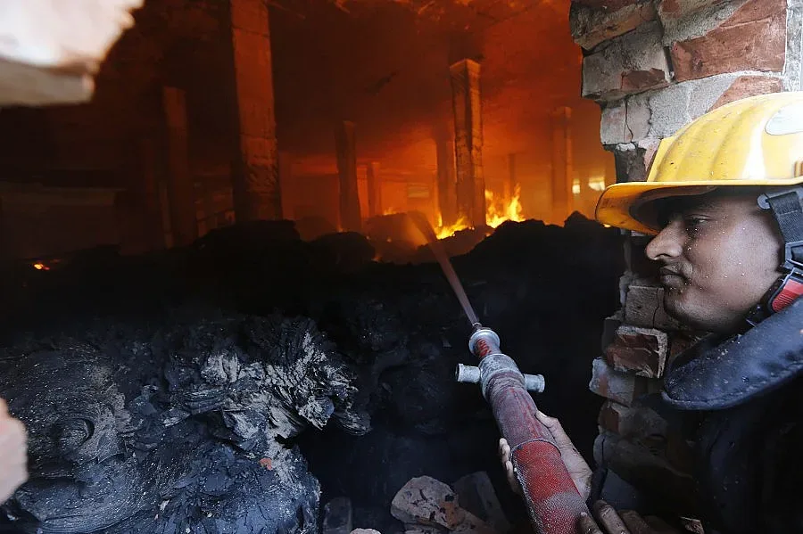 Недоволни работници подпалиха фабрика в Дака (СНИМКИ)