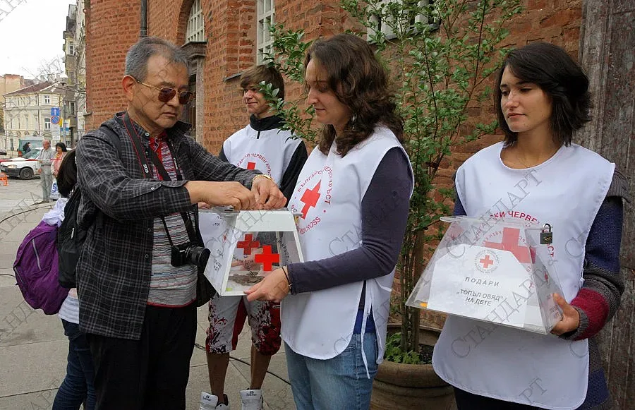 Топъл обяд в училище за нуждаещи се деца