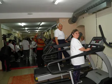 80-годишни баби и дядовци правят мускули във фитнеса