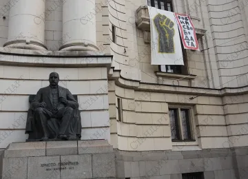 Почерпените преподаватели дават обяснения пред ръководството