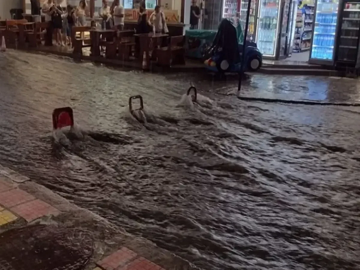 Потоп! Разкошно градче под вода, улиците - реки /ВИДЕО/