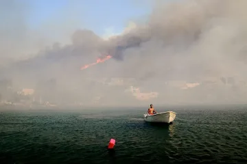 Лодка с мигранти се обърна край Турция, има загинали