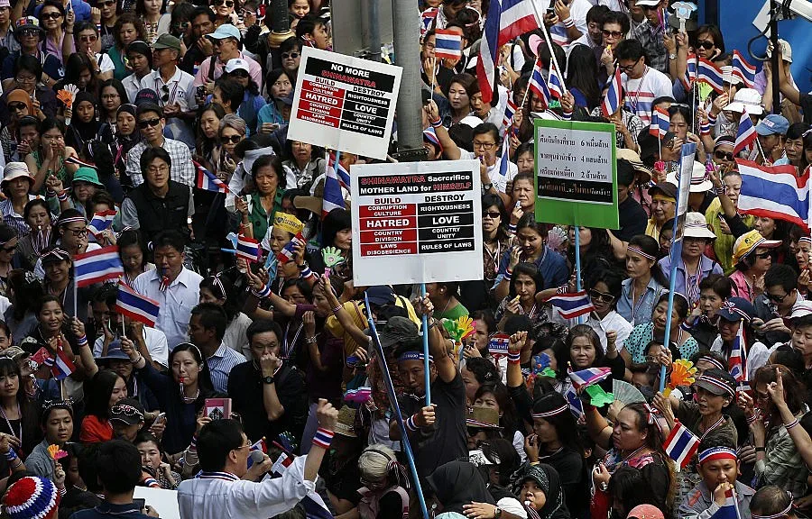 Протестиращи в Тайланд щурмуваха щаба на армията