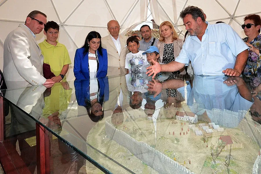 Археологът на Цари Мали град разпуска с U2 