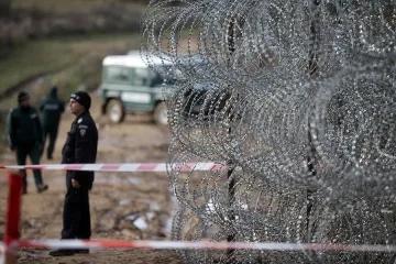 85 км ограда ще спъва бегълците