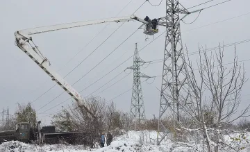 Десетки села останаха без ток заради снега