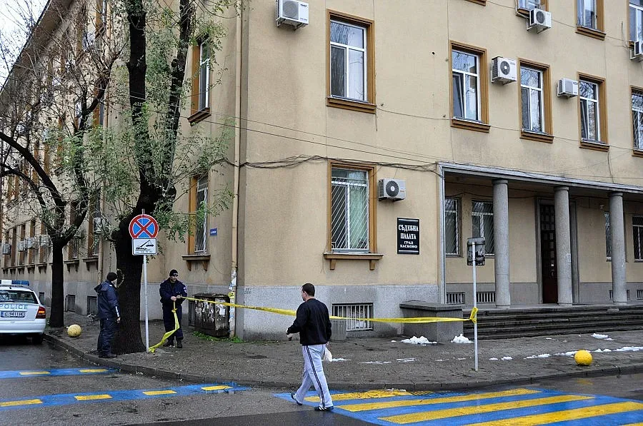 Сигнал за бомба опразни Съдебната палата в Хасково