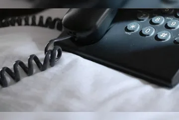 Две баби броиха над 2500 лв и злато на „ало"-измамници