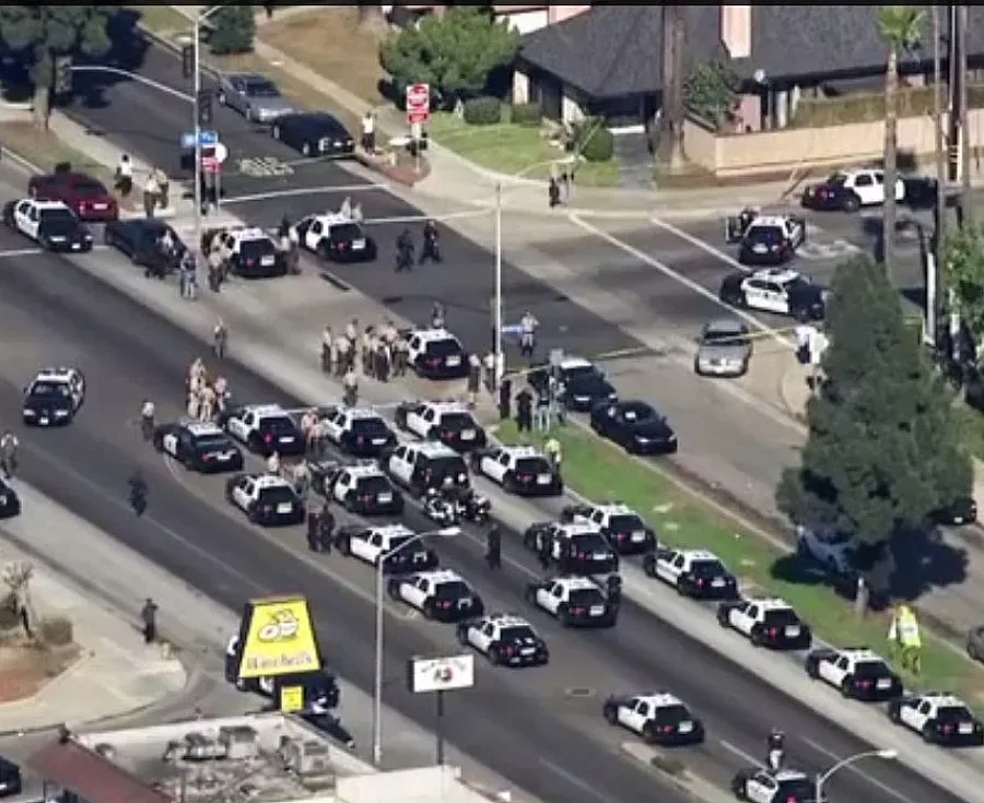 Калифорниец простреля 2-ма полицаи и взе заложници