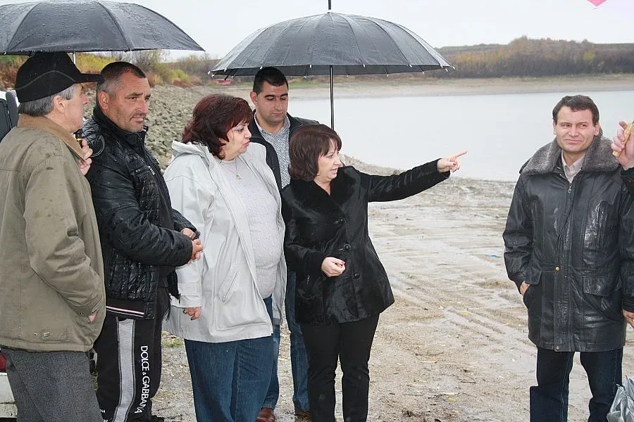 Губернатор проверява внезапно опасен язовир