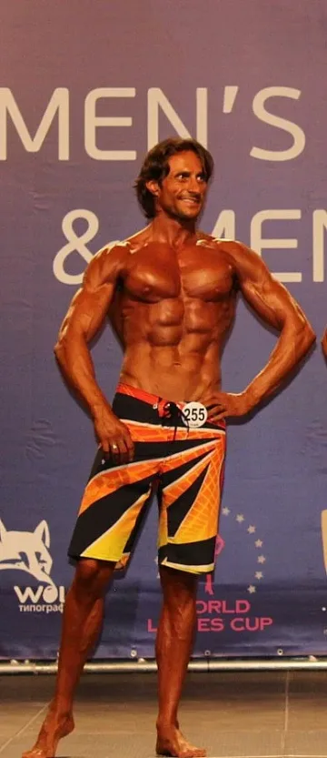 Миро Йончев мери мускули в Атина