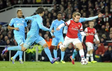 Кавги в "Арсенал" за срязани ръкави