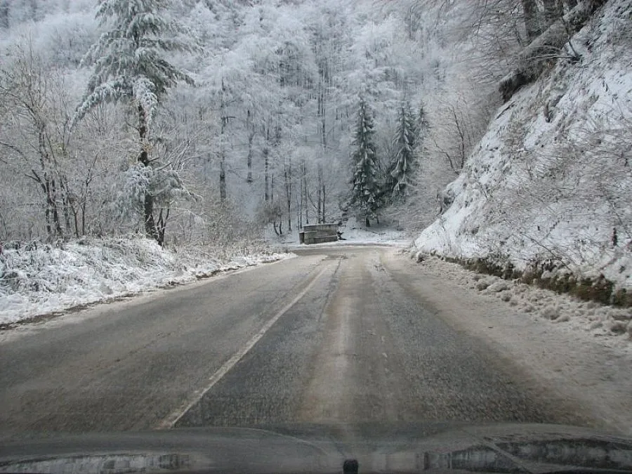 Снегорини дежурят на прохода „Петрохан"