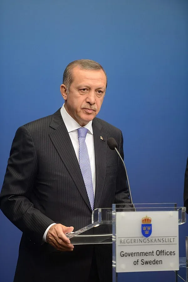 Учител замери с яйце конвоя на Ердоган, загуби работата си