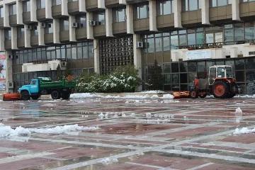 Над 70 чистачи и 12 машини лъскат Благоевград от снега