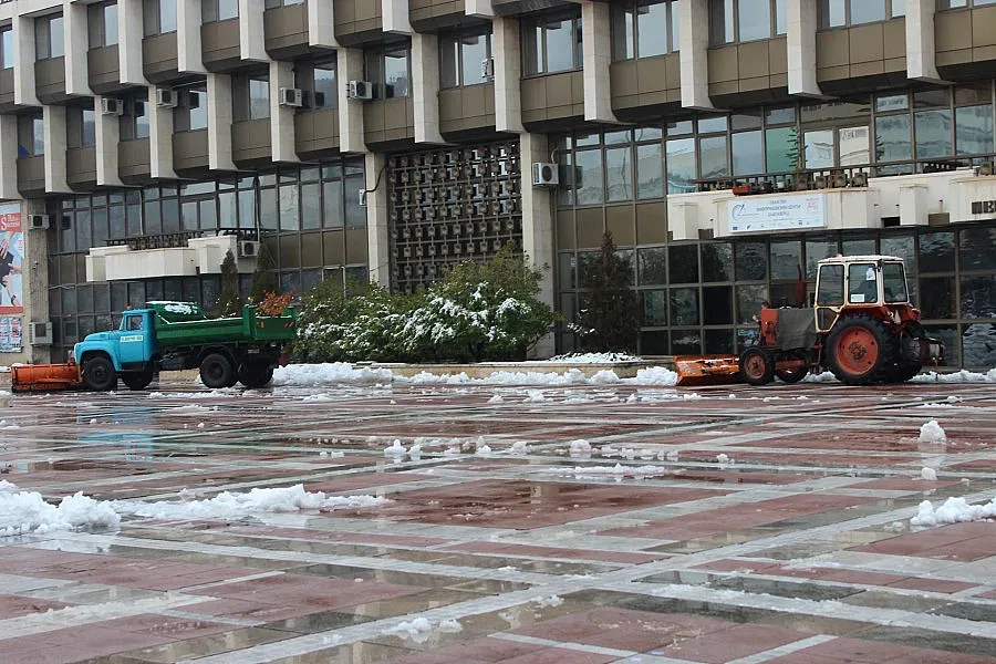 Над 70 чистачи и 12 машини лъскат Благоевград от снега
