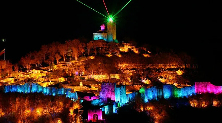 Глезят туристи с шампанско за "Звук и светлина"