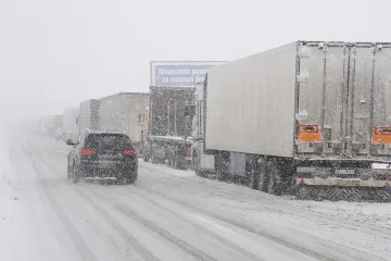 Снегът затрудни движението по „Хемус"