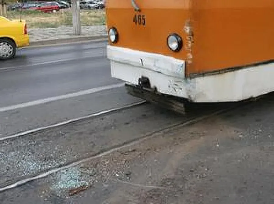 Обърнат кран спря трамваите по бул. "България"