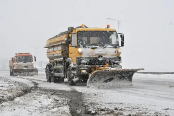 Камион за опесъчаване се блъсна в къща в Смолян