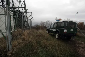Стражари и апаши с бежанците