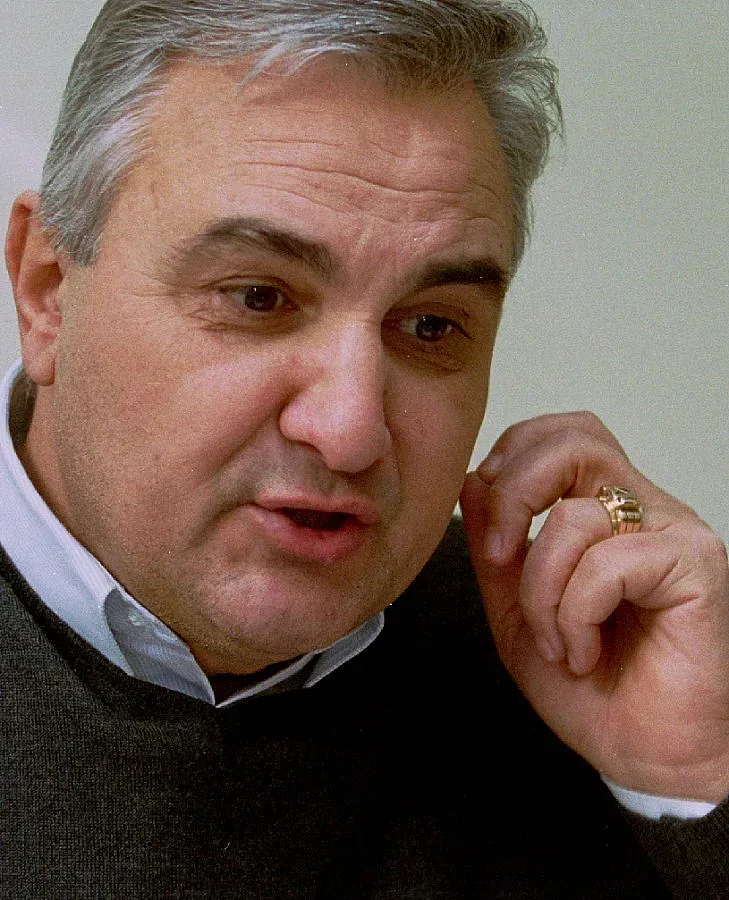 Обществото вече  контролира партиите