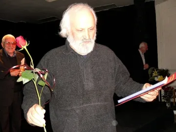 Боян Папазов пак бае на бълхите