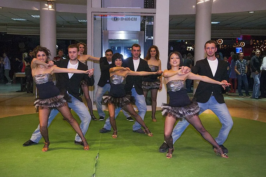 Етаж от мола става денс център