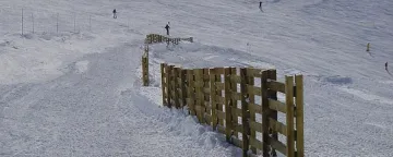 Слагат снегозащитни бариери край пътищата в Силистра