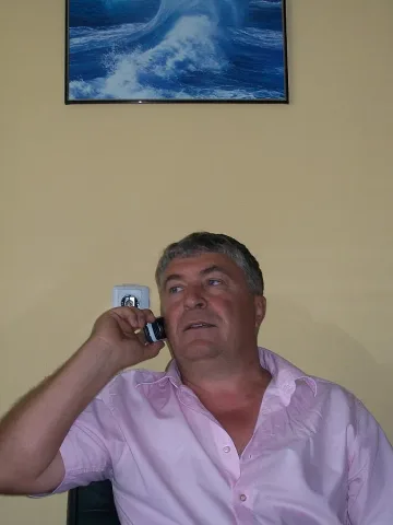 В дъжд и сняг строят забавачка, децата във ваканция до Нова година