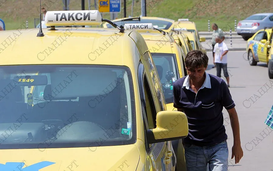 Откраднаха такси с клиента